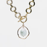 detalle collar Aura latón baño oro 18k y jade blanco