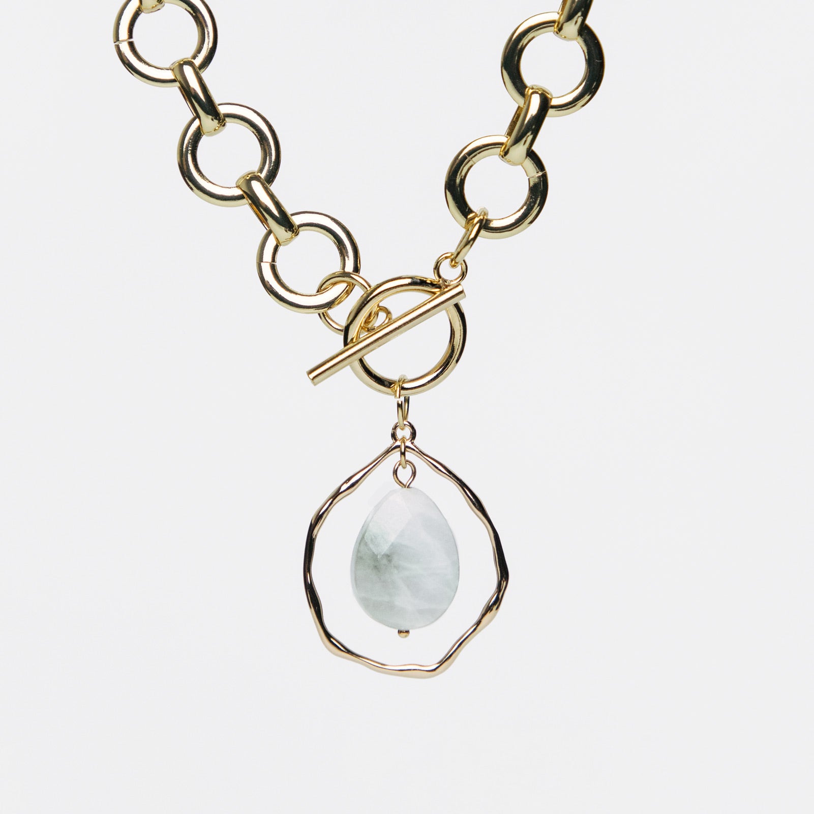 detalle collar Aura latón baño oro 18k y jade blanco
