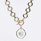 collar Aura, latón bañado oro 18k y jade blanco jaspeado verde