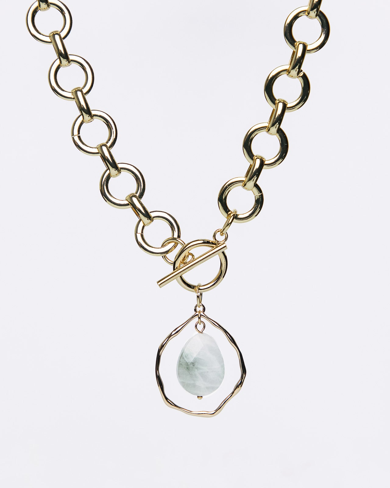 collar Aura, latón bañado oro 18k y jade blanco jaspeado verde