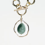 detalle collar Aura latón baño oro 18k y jade verde