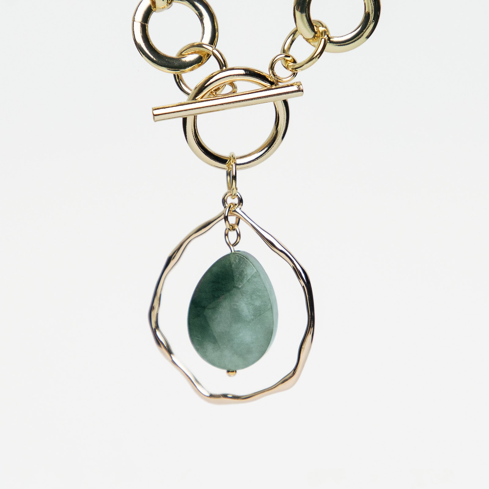 detalle collar Aura latón baño oro 18k y jade verde