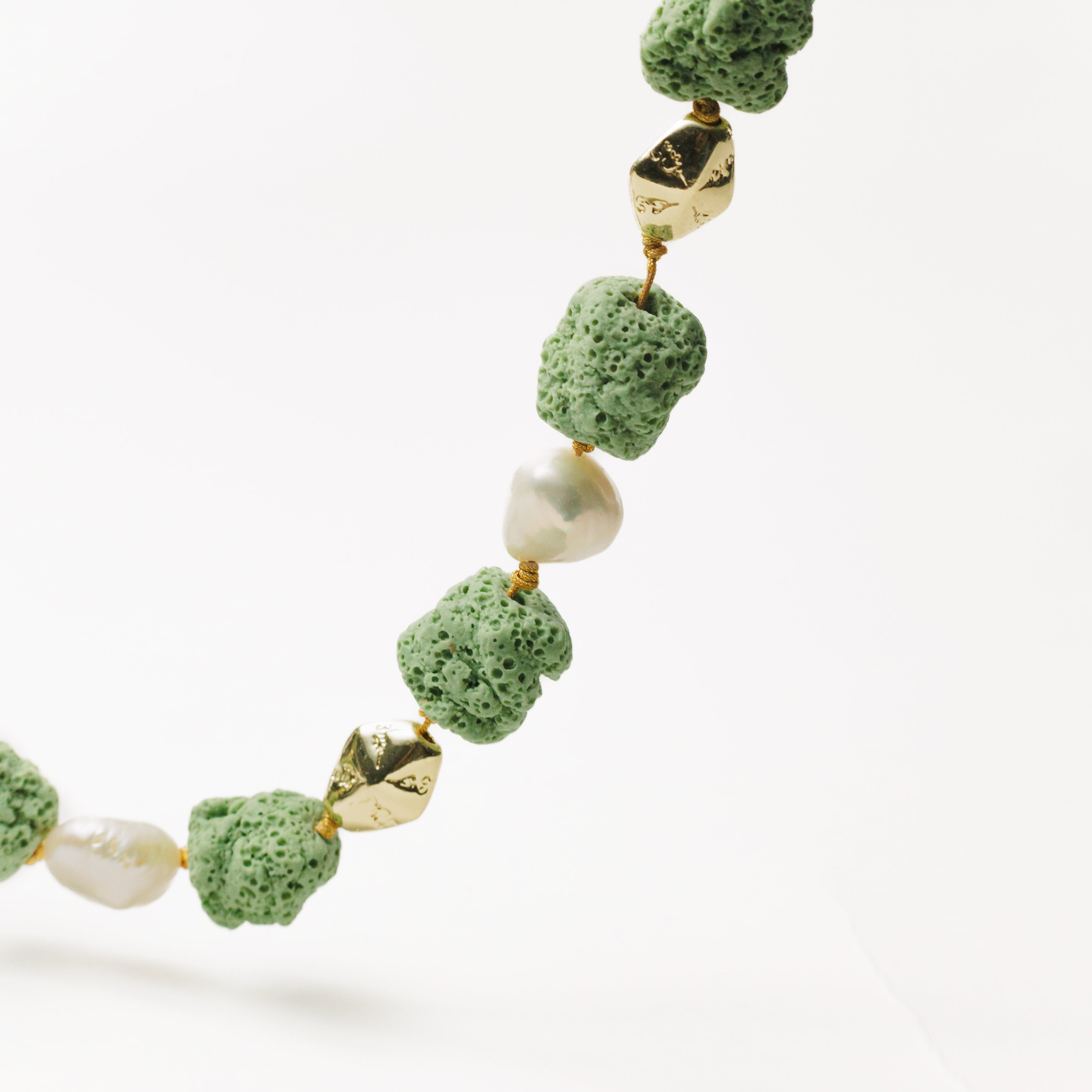 Collar de lava y perlas Keshi CORAL SEA III - KIREI