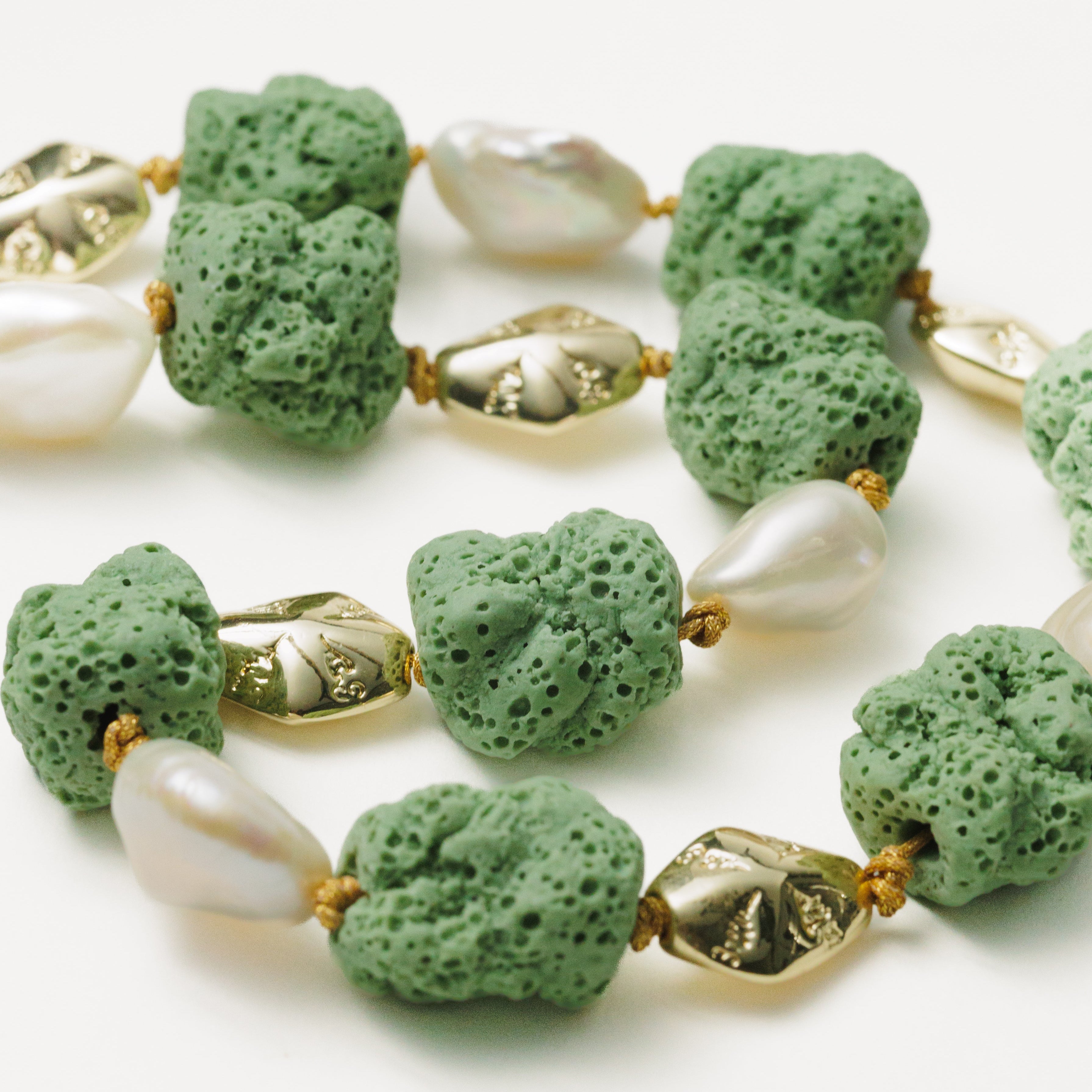 Collar de lava y perlas Keshi CORAL SEA III - KIREI