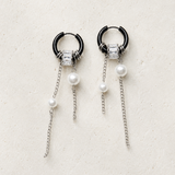 VECTOR EARRINGS – Aros Negros con Perlas y Cadenas