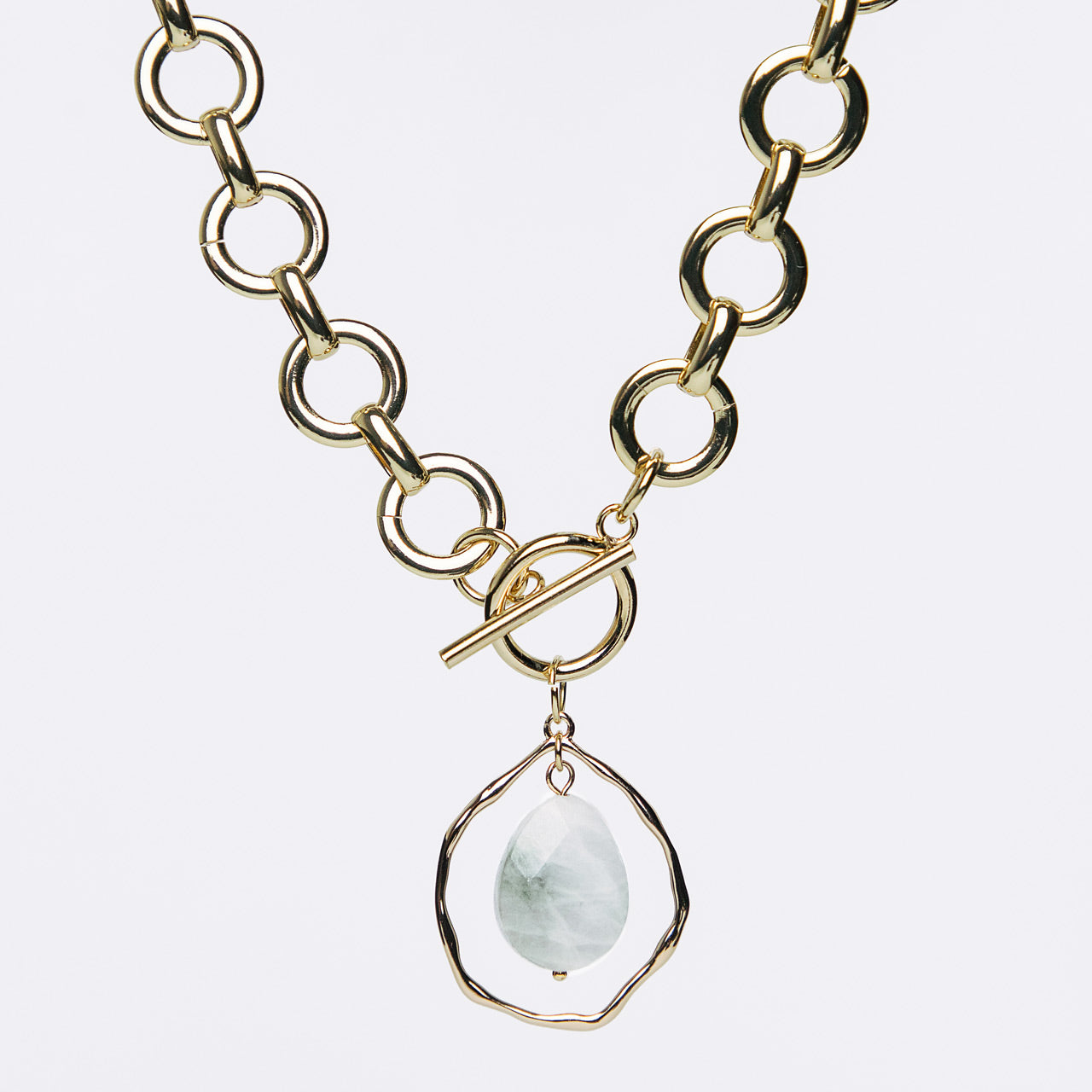 collar Aura, latón bañado oro 18k y jade blanco jaspeado verde