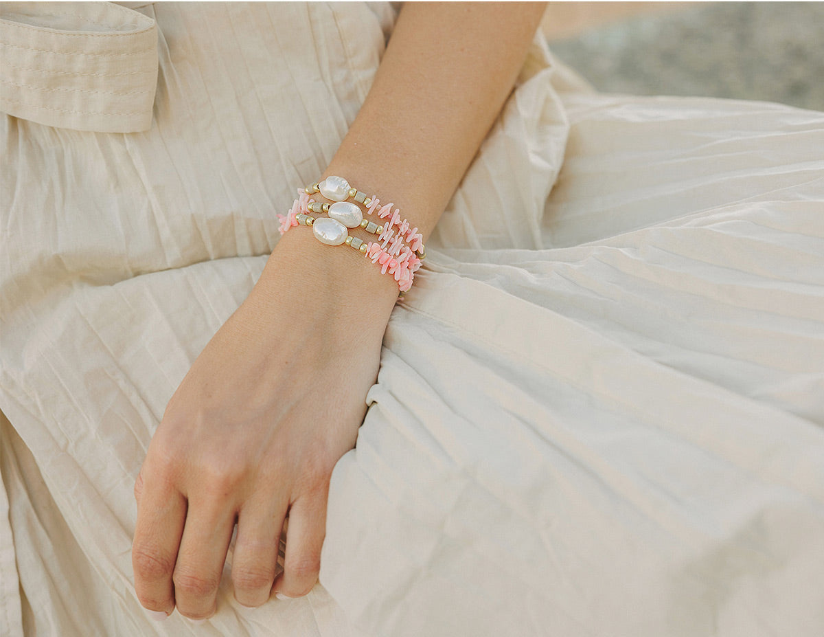 pulsera elástica con corales rosas y perla natural