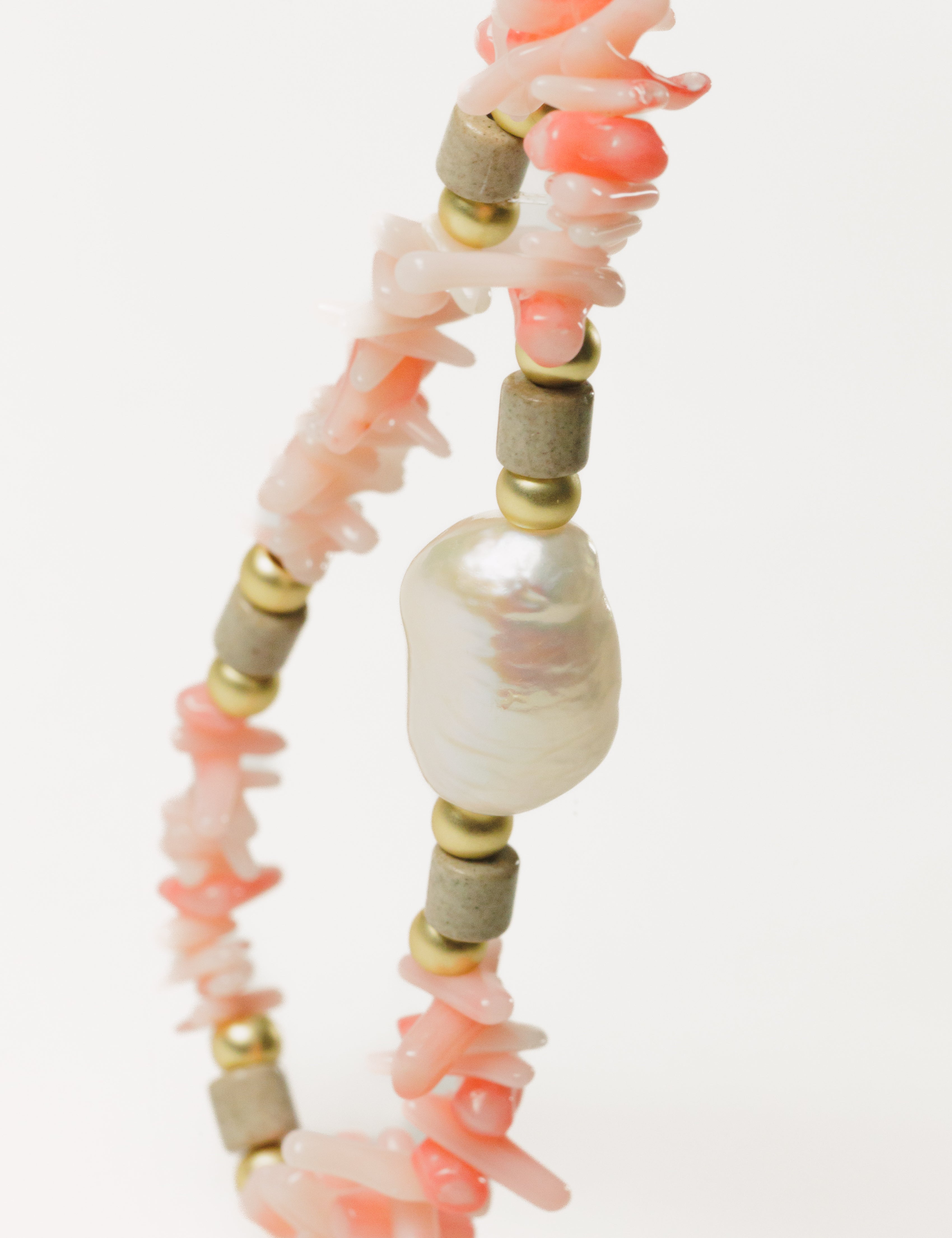 Pulsera elástica, piedras semipreciosas y perla Keshi CORAL REEF - KIREI 