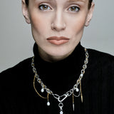 DIVINE DISORDER | Collar con cruz de circonitas y perlas bicolor