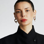 Modelo con pendientes de aro VOLTAGE Steel bicolor, perlas y detalles dorados – Kirei Jewellery