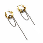 Detalle de pendientes OFFSET bicolor con anillas y cadenas móviles – Kirei Jewellery