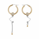 Pendientes asimétricos BEND GOLD de aro dorado con circonitas y cadenas – Kirei Jewellery