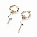 Detalle de pendientes BEND GOLD dorados con pavé, acero y cadenas – Kirei Jewellery