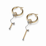 Detalle de pendientes BEND GOLD dorados con pavé, acero y cadenas – Kirei Jewellery