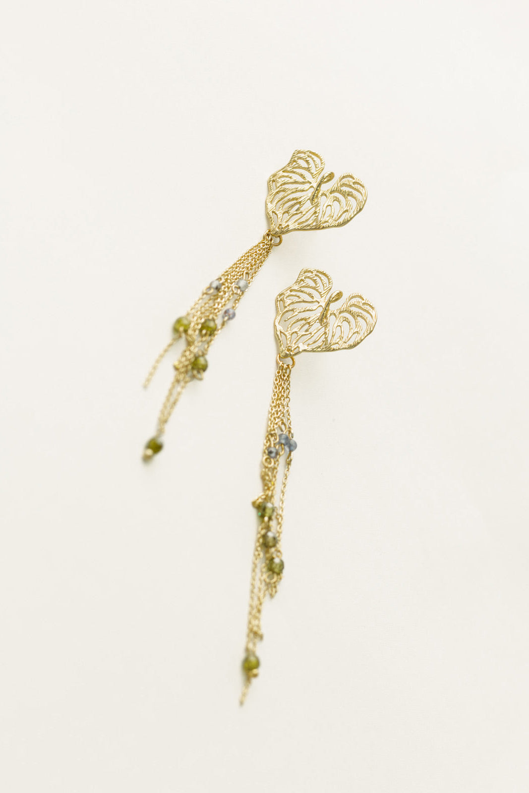 pendientes con forma de hoja, acero inoxidable bañado en oro, circonita y iolitas