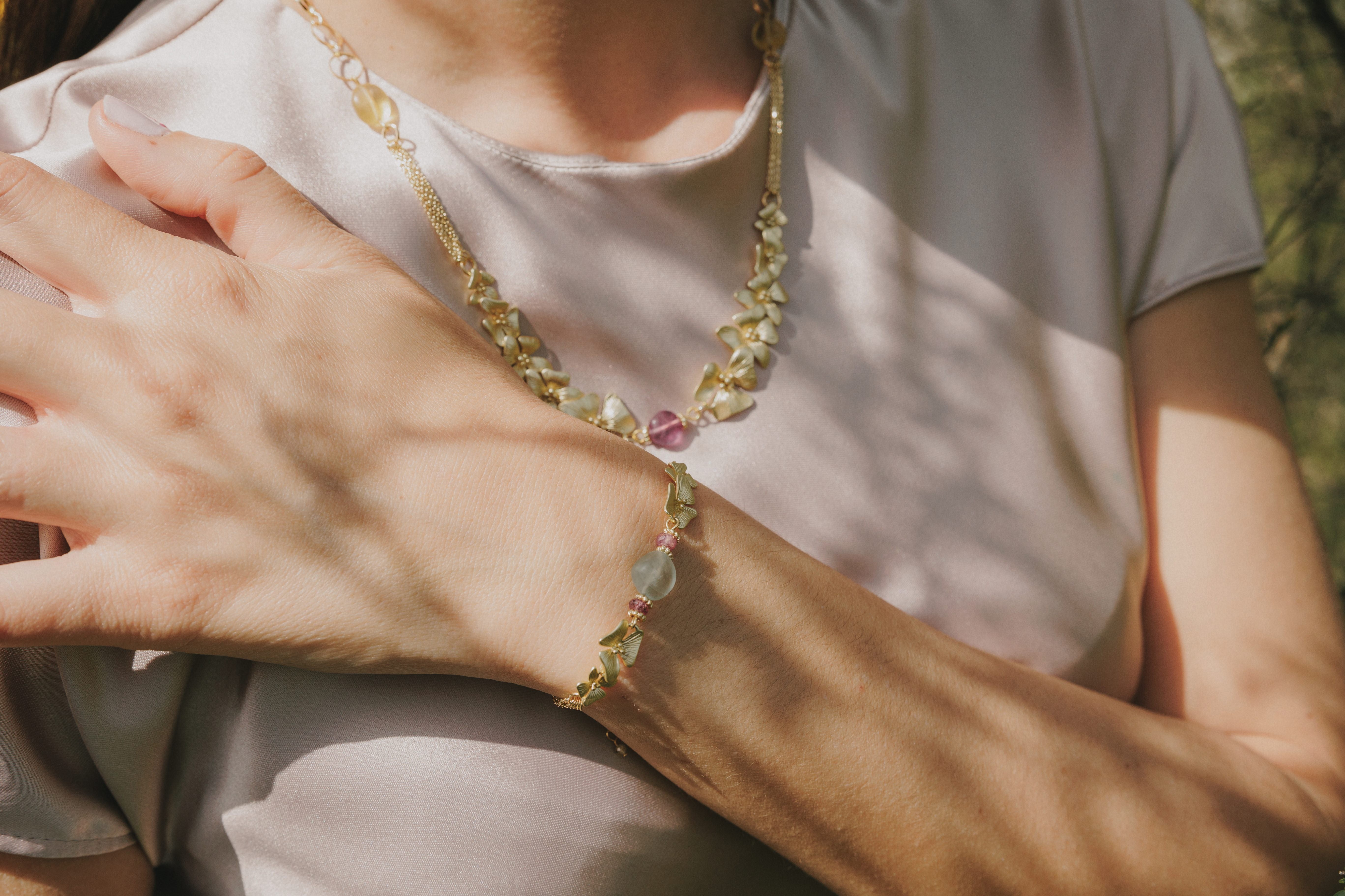 Pulsera oro con flores y gemas PINK - KIREI 