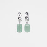 Aura earrings sobre fondo blanco