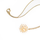 CALETA | Collier avec chaîne plate dorée et pendentif corail