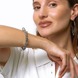 Modelo con pulsera EMERGE bicolor de acero y dorado – Kirei Jewellery