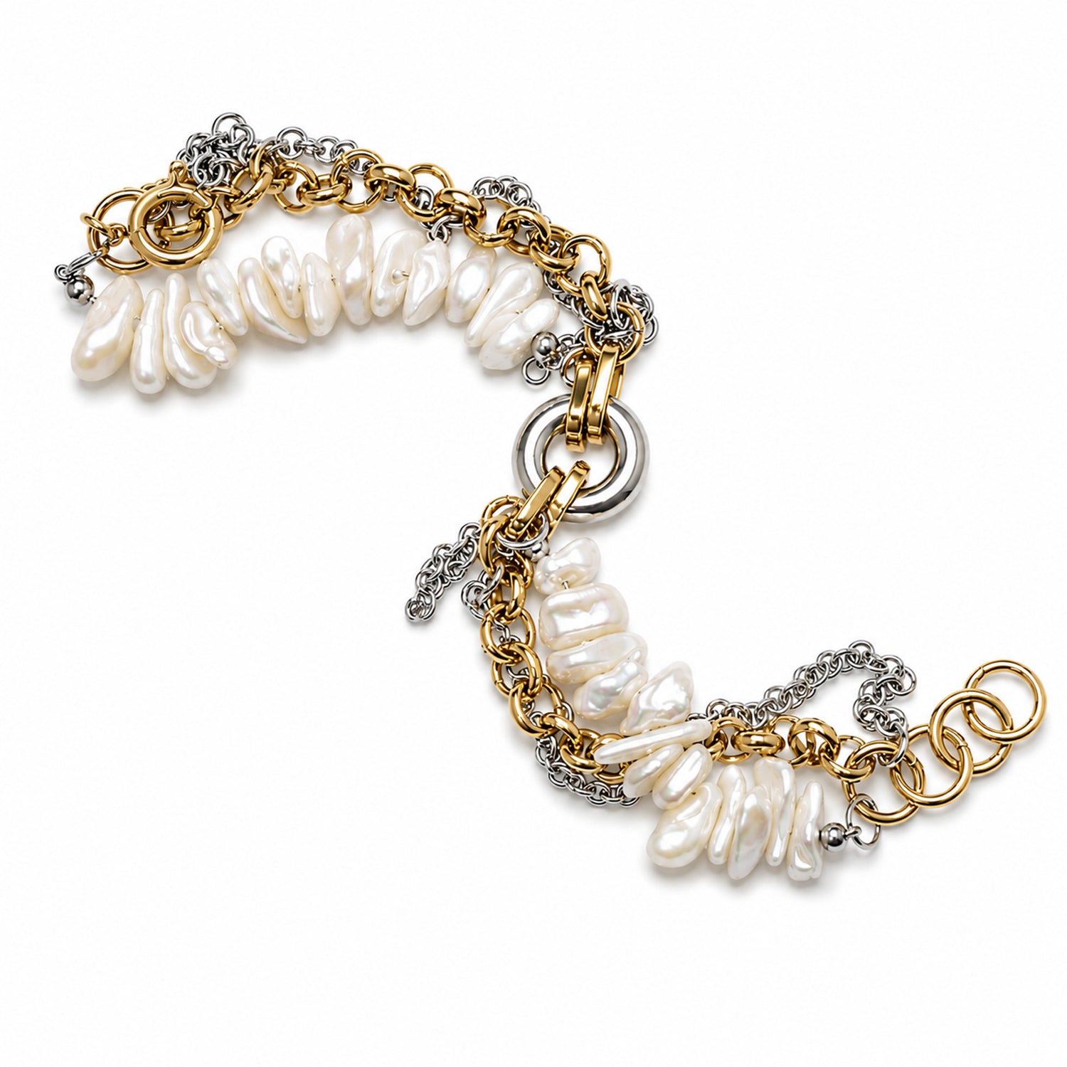 Detalle de pulsera HYBRID con perlas shell y cadenas superpuestas – Kirei Jewellery