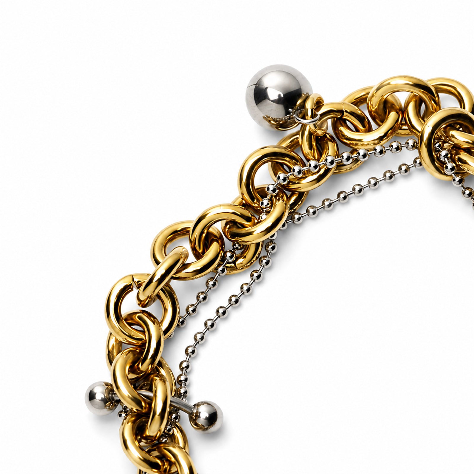 Detalle de pulsera OVERLAY GOLD con piercing y cadenas superpuestas – Kirei Jewellery