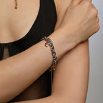 Modelo con pulsera OVERLAY STEEL de acero y dorado – Kirei Jewellery