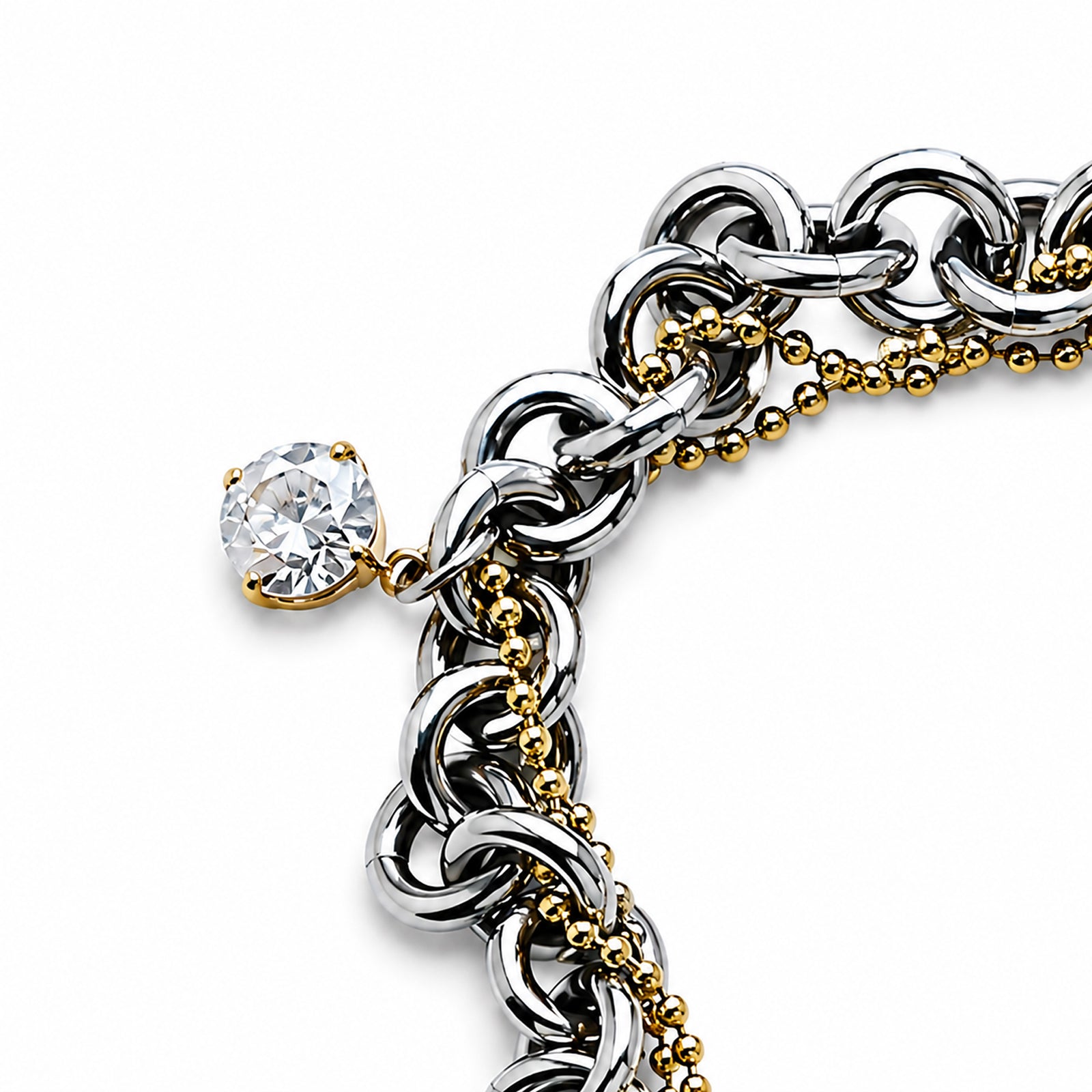 Detalle de pulsera OVERLAY STEEL con charm de circonita y cadenas de bolas doradas – Kirei Jewellery