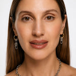 Modelo con pendientes asimétricos AXIS GOLD de Kirei Jewellery
