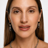 Modelo con pendientes asimétricos AXIS GOLD de Kirei Jewellery