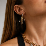 Modelo con pendientes de aro asimétricos AXIS STEEL de Kirei Jewellery