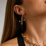Modelo con pendientes de aro asimétricos AXIS STEEL de Kirei Jewellery