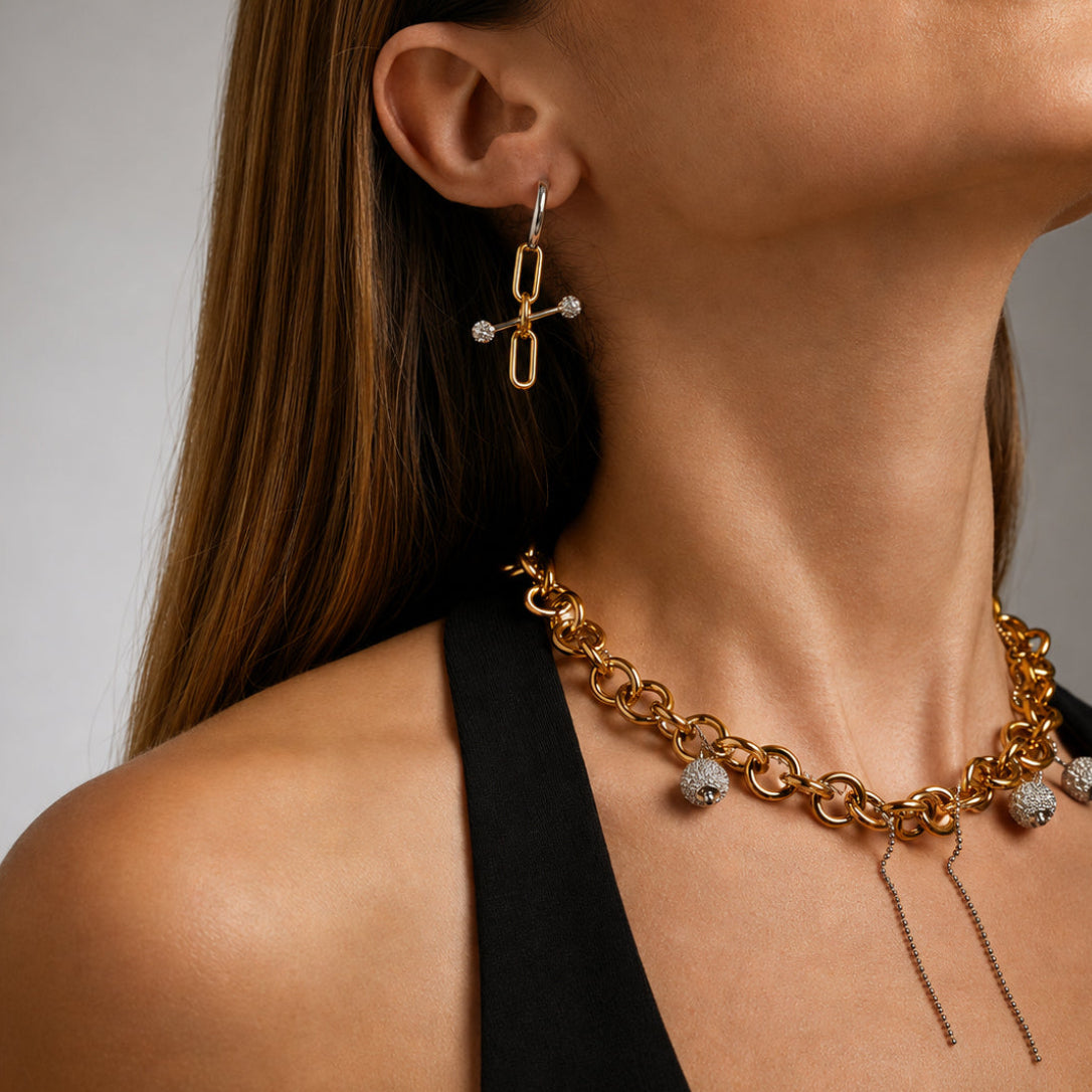 Detalle del collar TRACE dorado con colgantes de circonitas – Kirei Jewellery