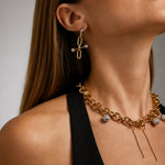 Detalle del collar TRACE dorado con colgantes de circonitas – Kirei Jewellery