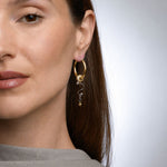 Modelo con pendientes de aro asimétricos BEND GOLD de Kirei Jewellery