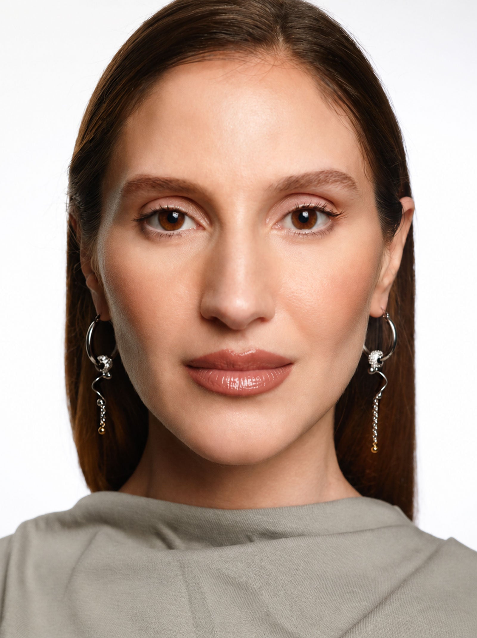 Modelo con pendientes BEND STEEL de acero asimétricos – Kirei Jewellery