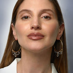 Modelo con pendientes de aro grandes GRAVITY bicolor – Kirei Jewellery