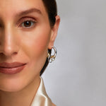 Modelo con pendientes de aro NODE STEEL bicolor – Kirei Jewellery