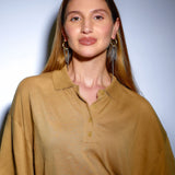 Modelo con pendientes largos OFFSET de aro dorado y cadenas de acero – Kirei Jewellery