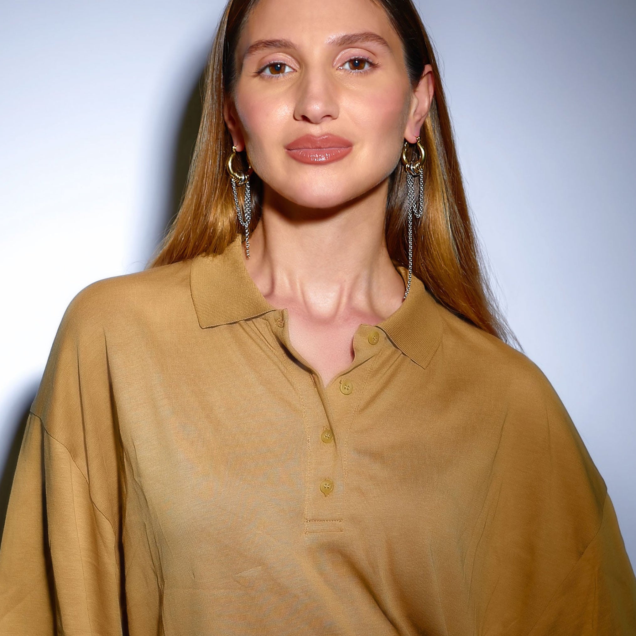 Modelo con pendientes largos OFFSET de aro dorado y cadenas de acero – Kirei Jewellery