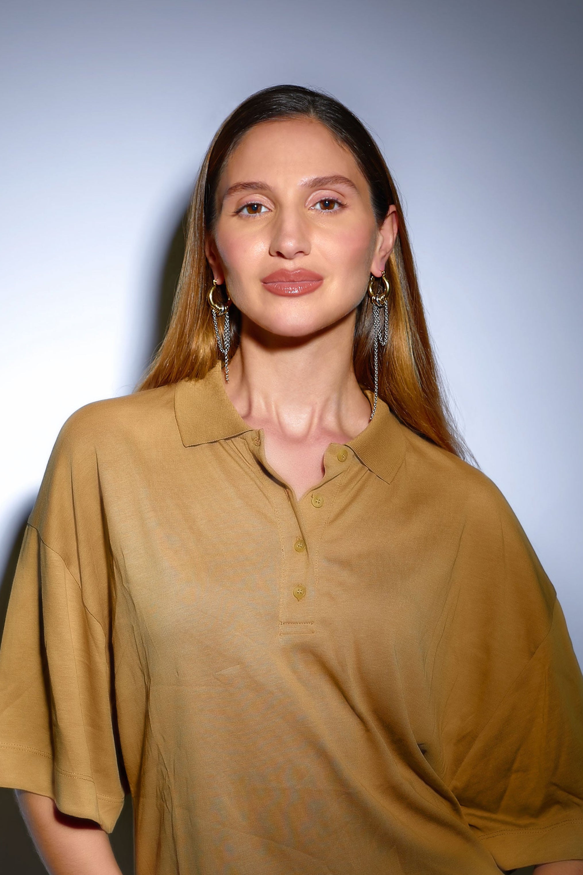 Modelo con pendientes largos OFFSET de aro dorado y cadenas de acero – Kirei Jewellery