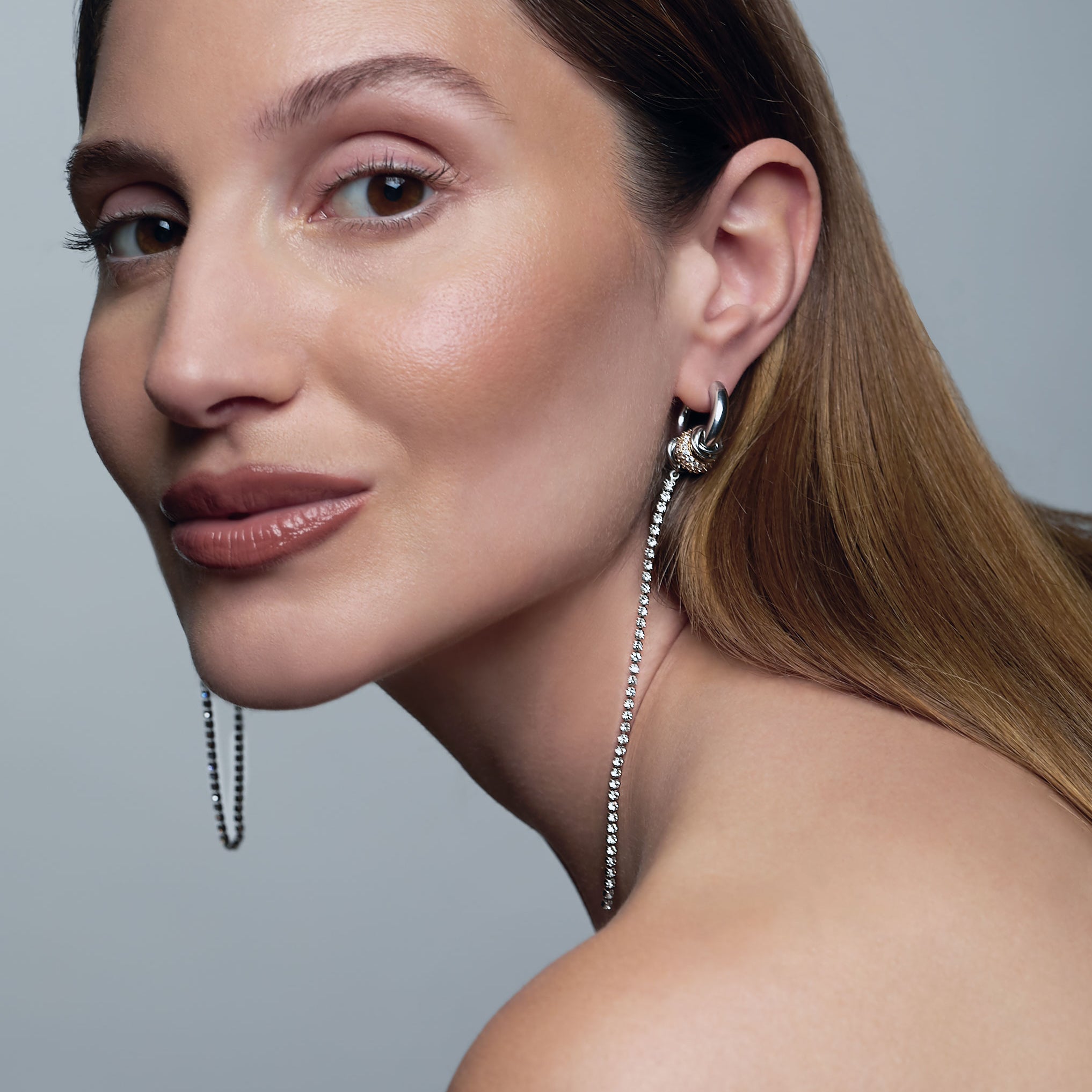 Modelo con pendientes largos STREAM de acero y detalle dorado – Kirei Jewellery