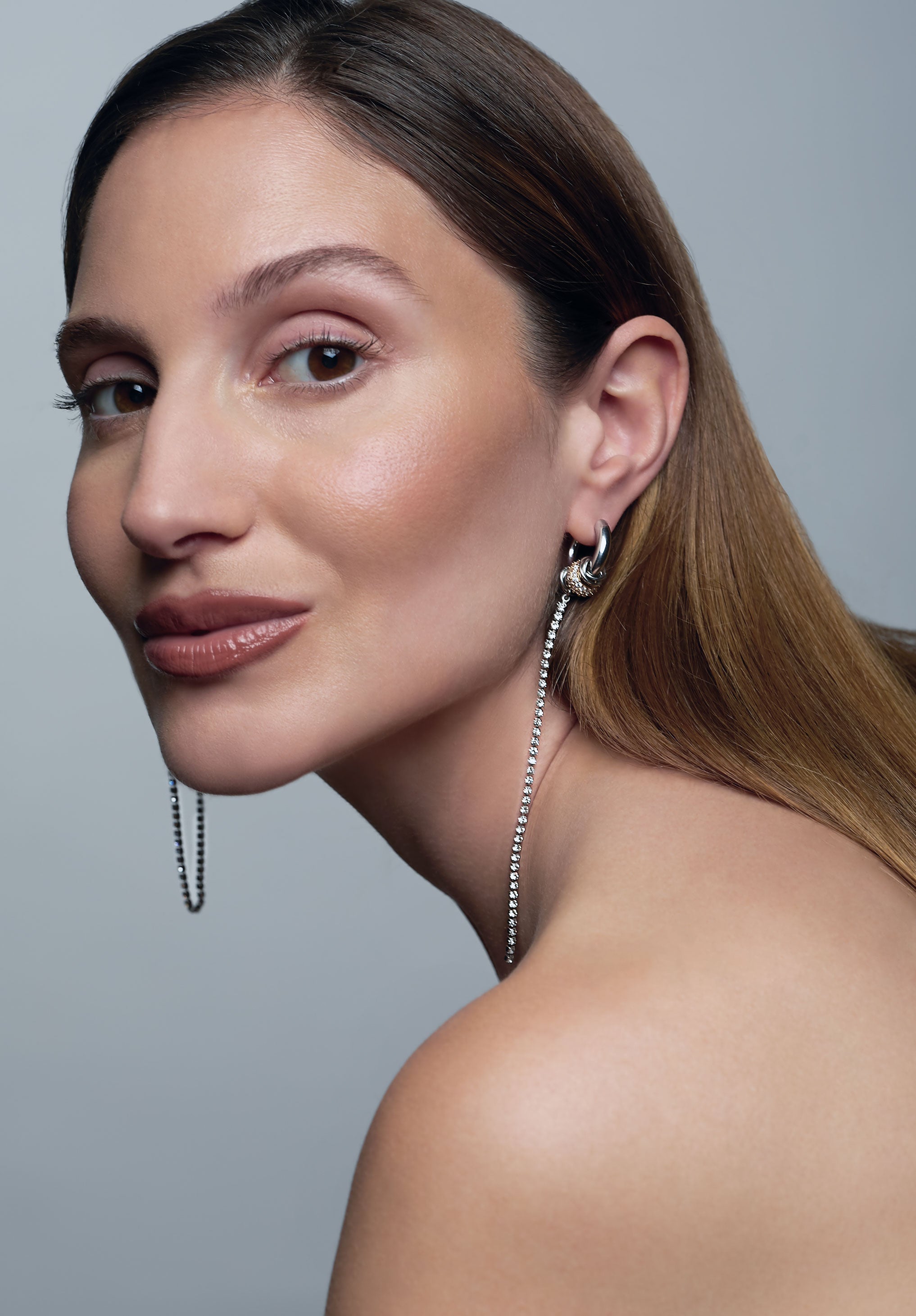 Modelo con pendientes largos STREAM de acero y detalle dorado – Kirei Jewellery