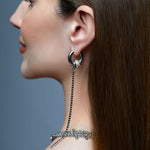 Modelo con pendientes largos STREAM de acero y detalle dorado – Kirei Jewellery