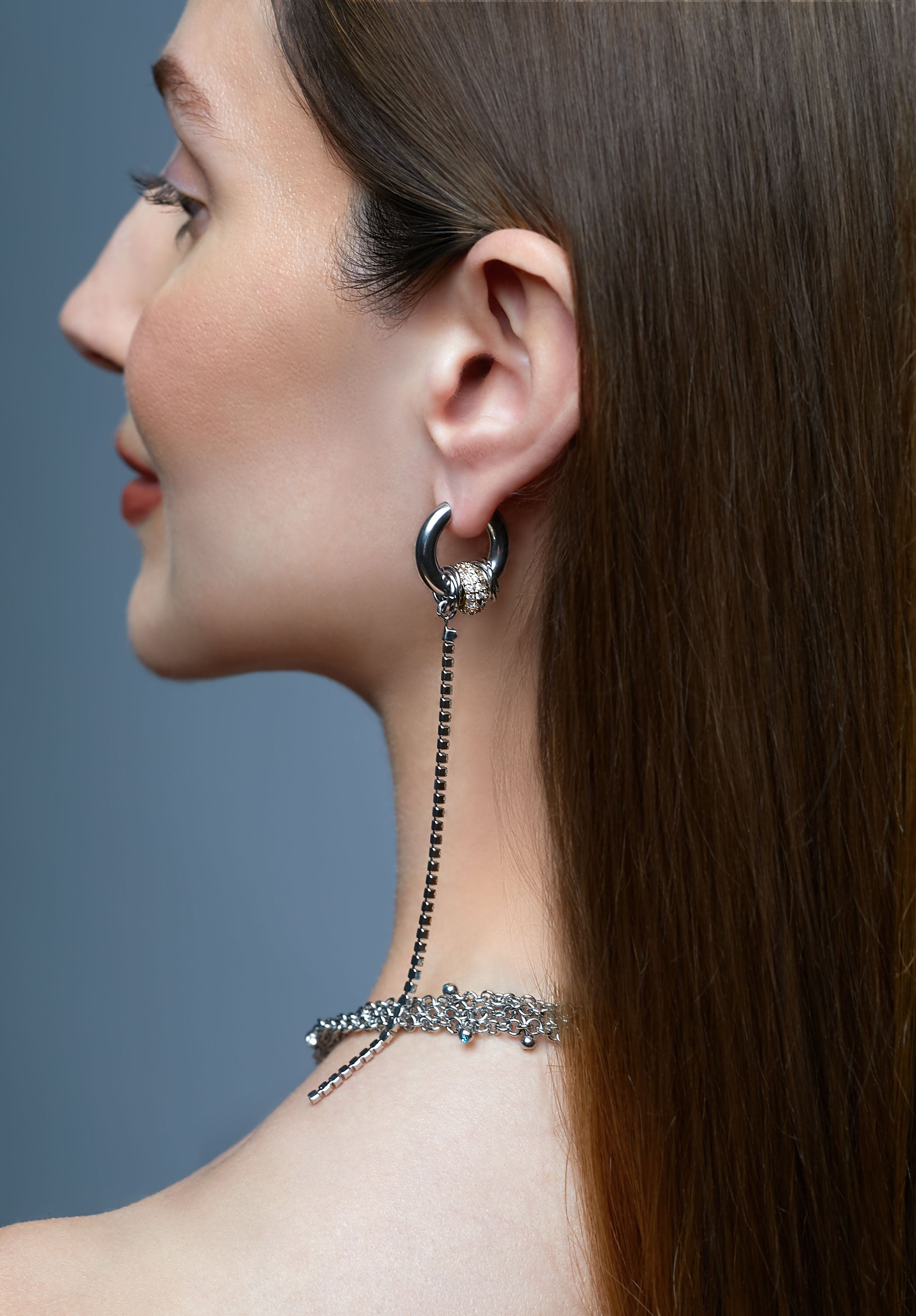 Modelo con pendientes largos STREAM de acero y detalle dorado – Kirei Jewellery