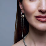Modelo con pendientes largos STREAM de acero y detalle dorado – Kirei Jewellery
