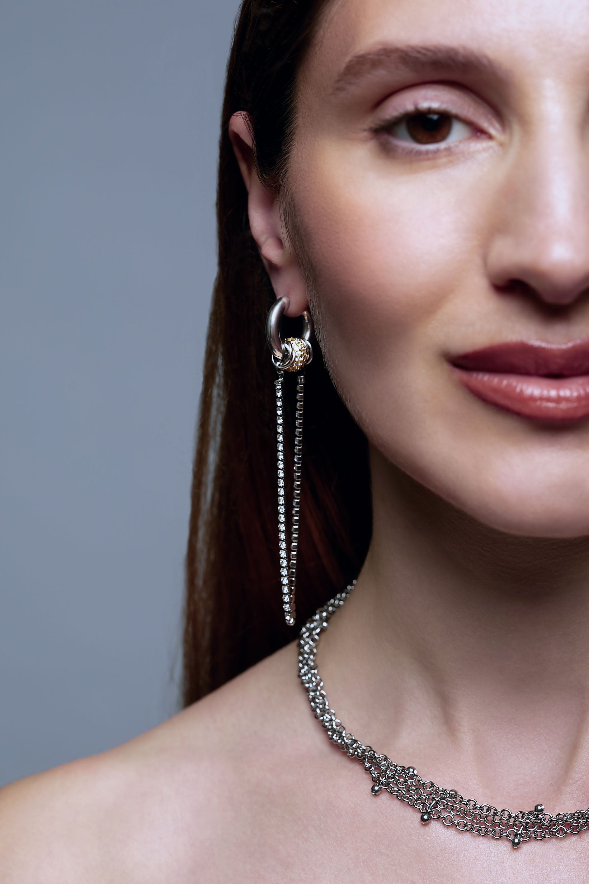 Modelo con pendientes largos STREAM de acero y detalle dorado – Kirei Jewellery