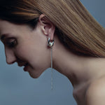 Modelo con pendientes largos STREAM de acero y detalle dorado – Kirei Jewellery