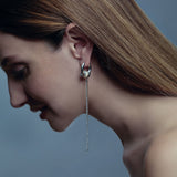 Modelo con pendientes largos STREAM de acero y detalle dorado – Kirei Jewellery
