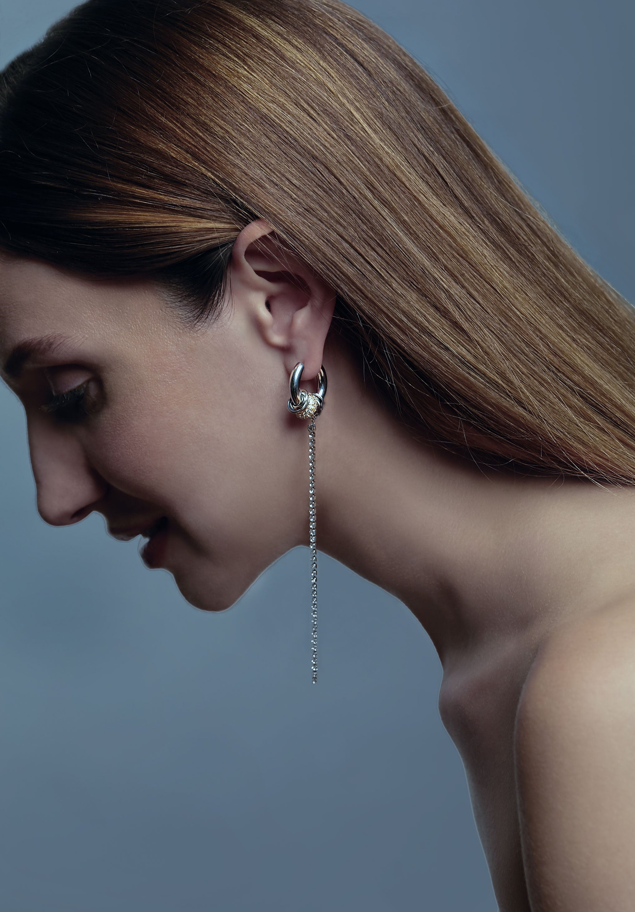 Modelo con pendientes largos STREAM de acero y detalle dorado – Kirei Jewellery