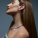 Modelo con pendientes largos STREAM de acero y detalle dorado – Kirei Jewellery